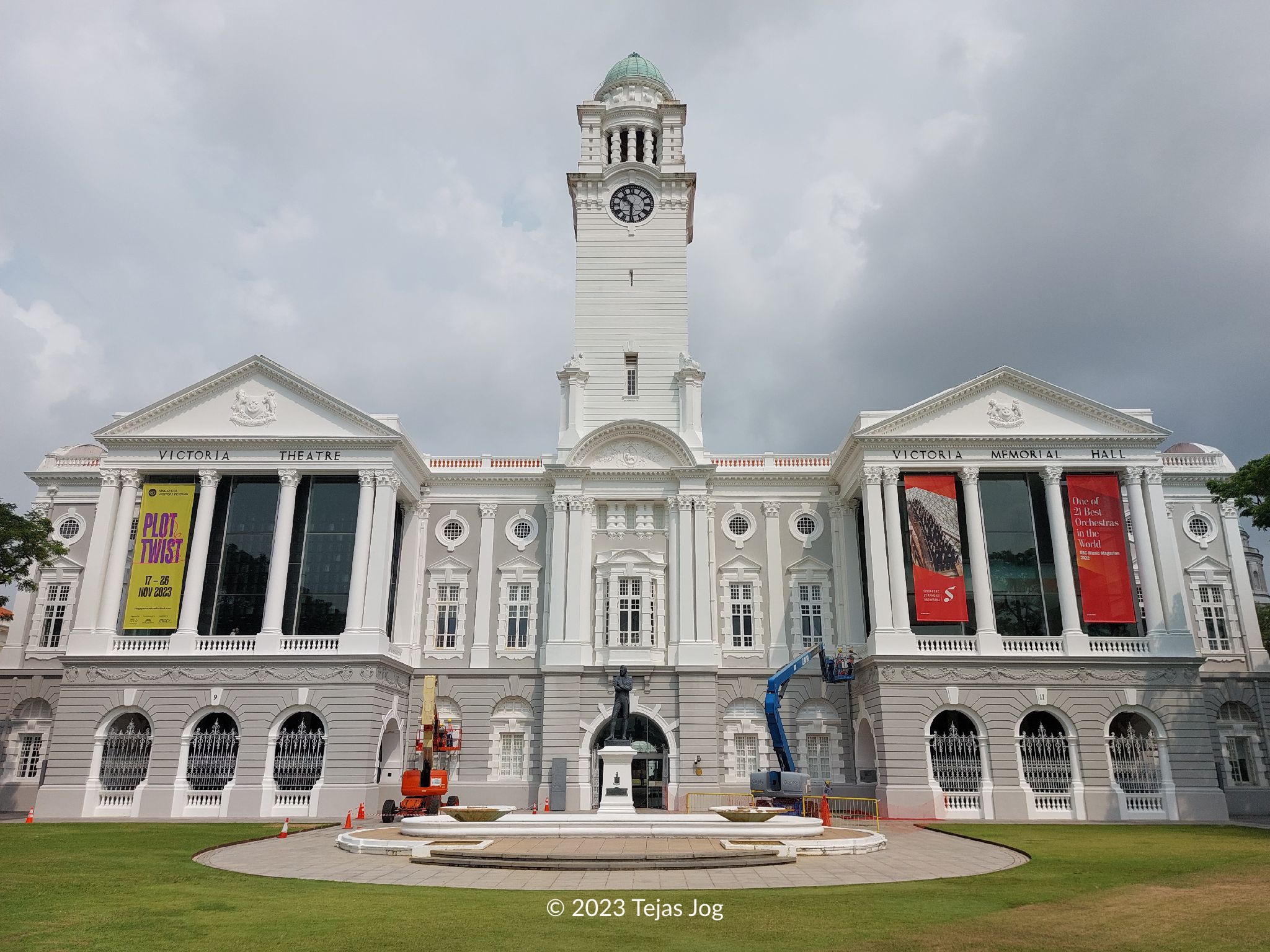 Victoria Theatre and Statue of Sir Stamford Raffles