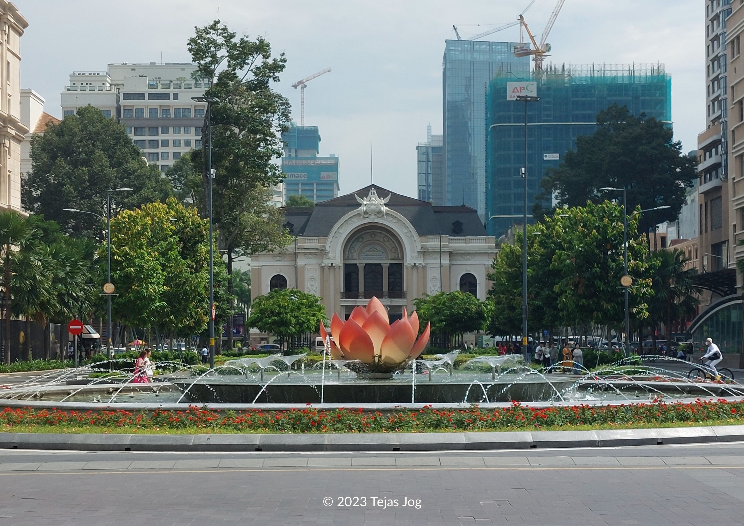 Willow Tree Roundabout / Bùng Binh Cây Liễu