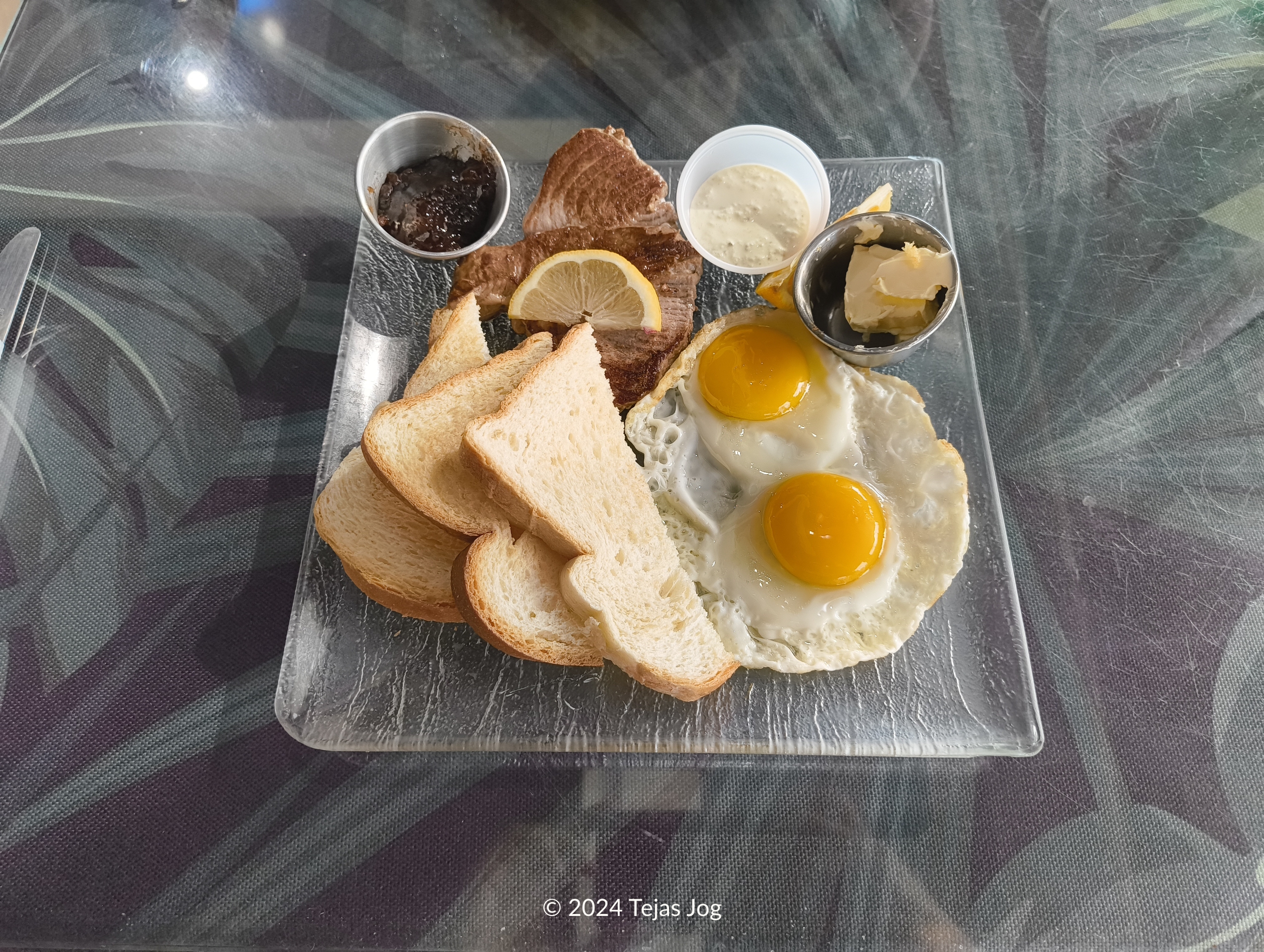 Breakfast at the Tide Table Restaurant & Lounge at Hotel Robert Reimers Breakfast at the Tide Table Restaurant & Lounge at Hotel Robert Reimers