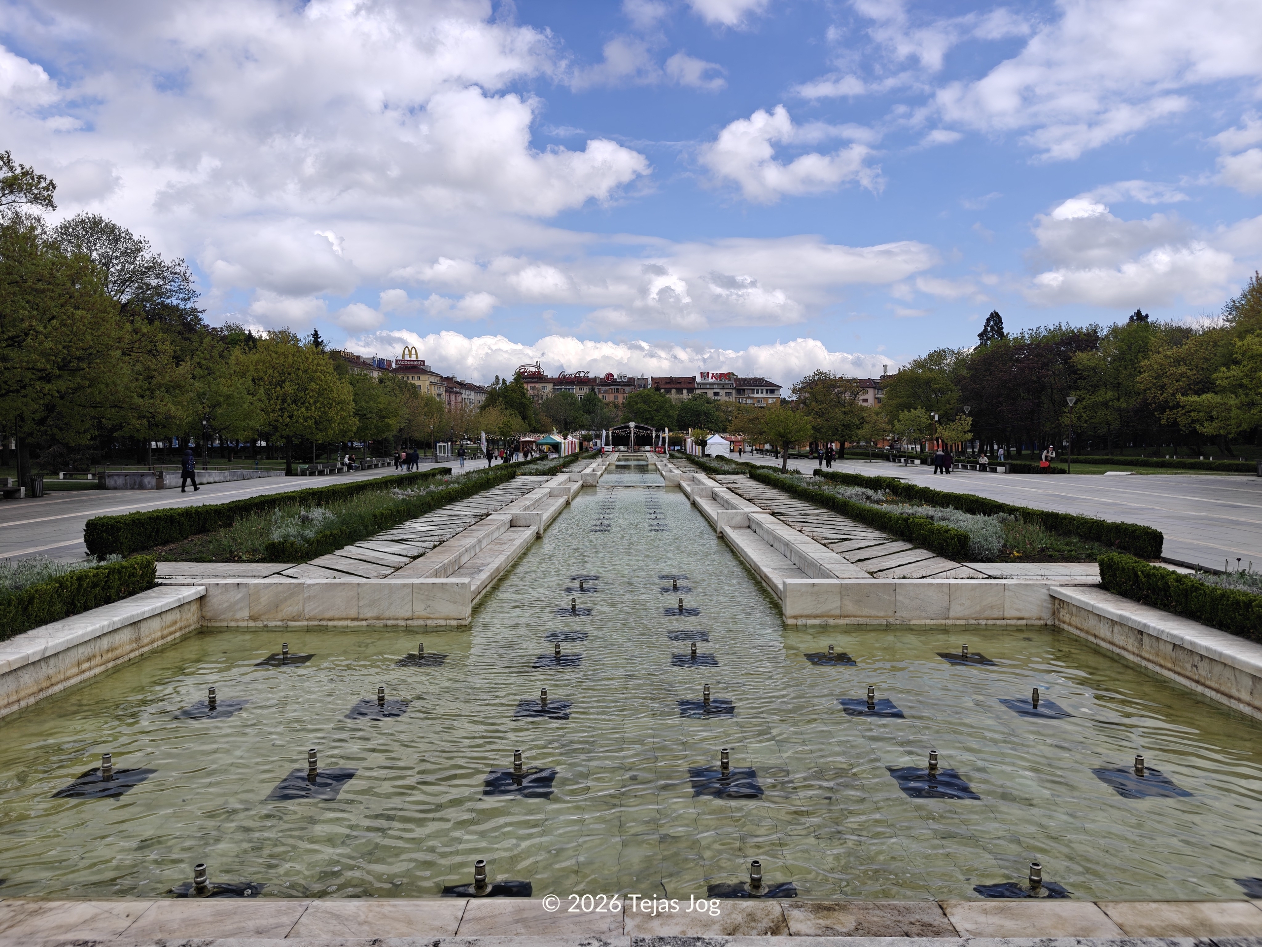 Cascading Fountains of NDK, Фонтаните пред НДК