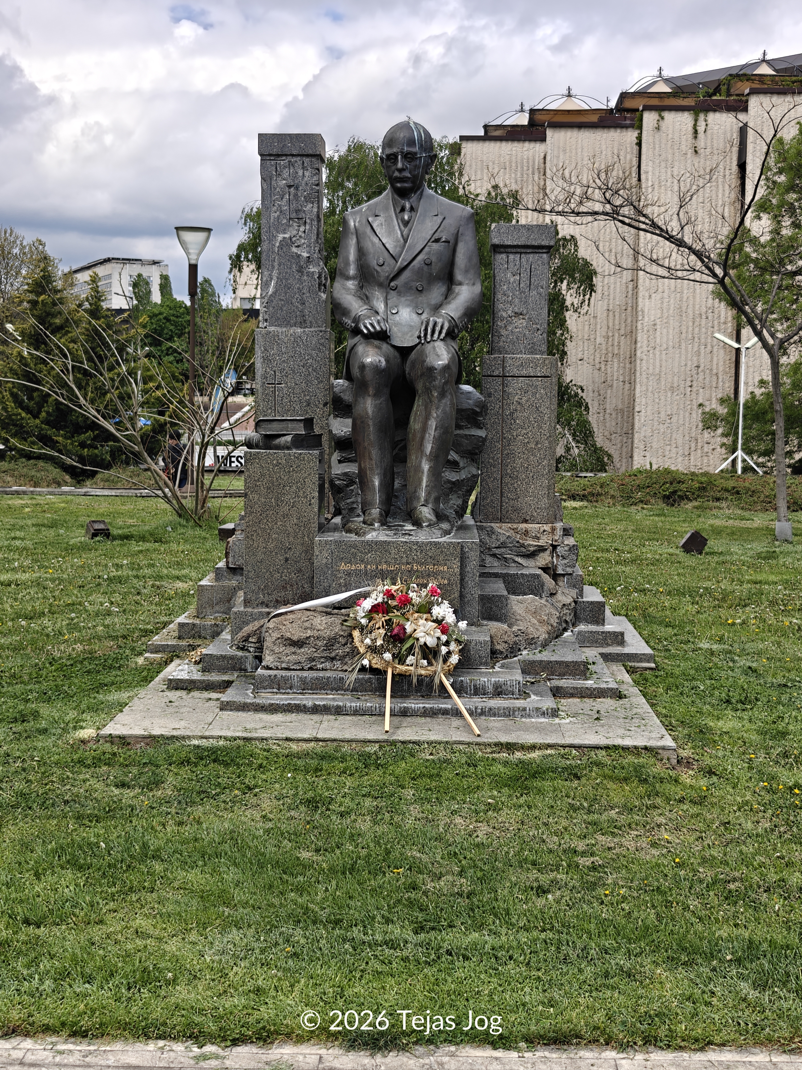 Statue of Simeon Radev / Статуя на Симеон Радев