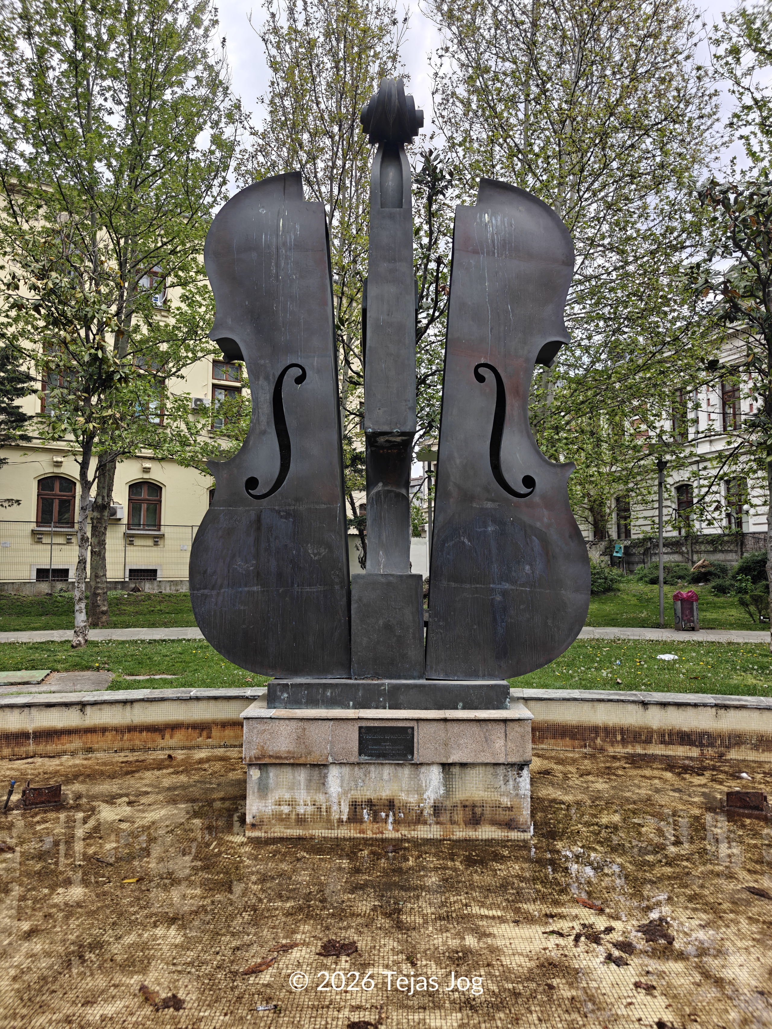 "Broken Violin" Fountain / Fântâna Vioara Spartă