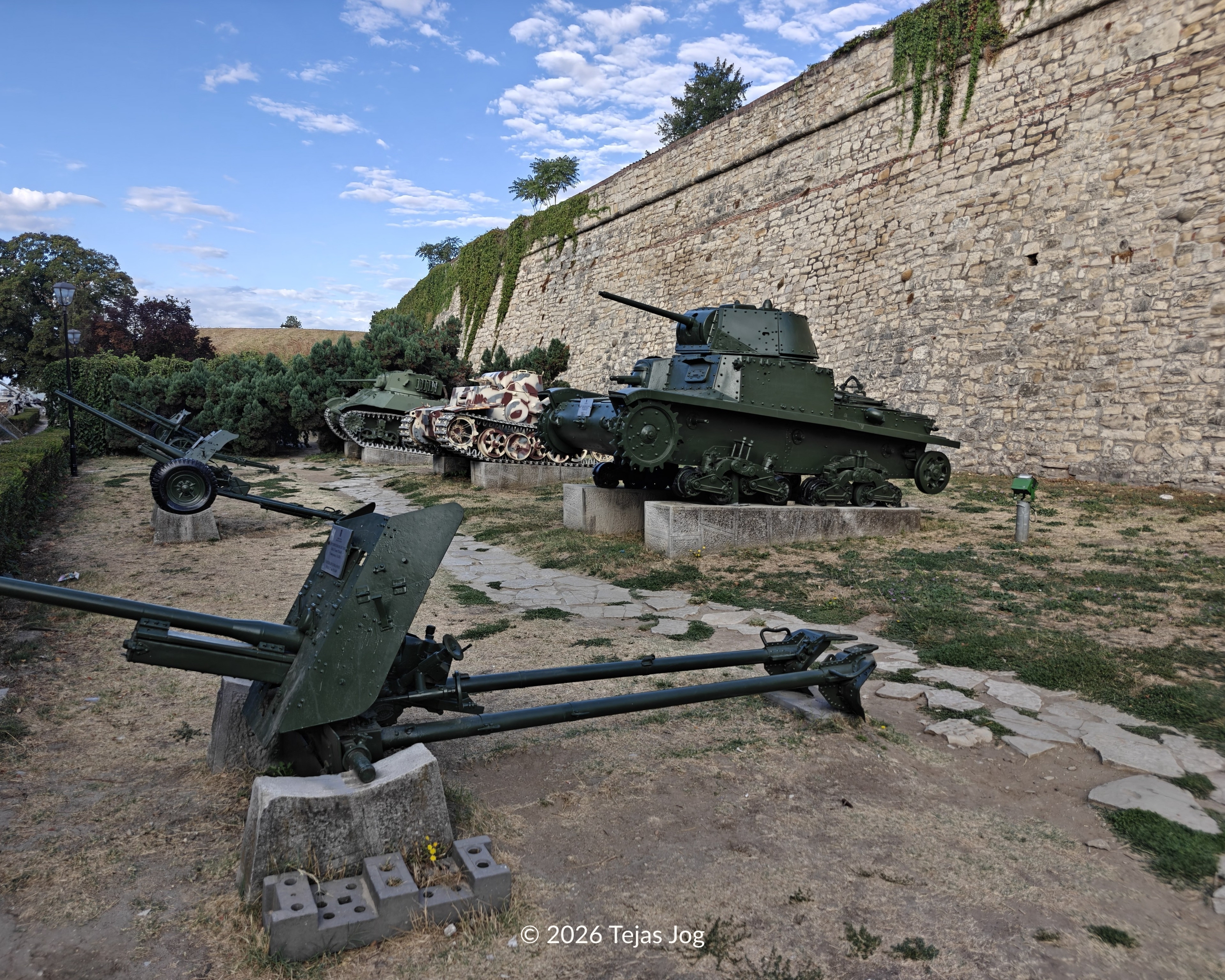 Tanks exhibition of the Army museum / Тенкови и топови из Војног музеја